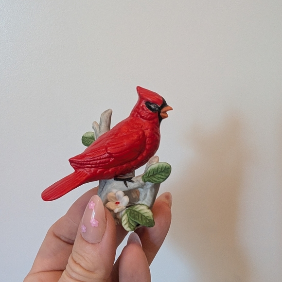 Red Cardinal Bird Figurine - Picture 2 of 7